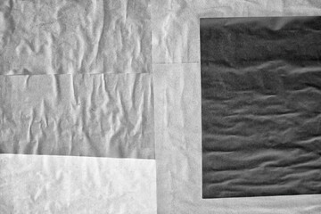 黒灰色のしわくちゃな紙の背景。貼り合わせた四角い紙。古めかしくて怖い汚れたテクスチャ。
