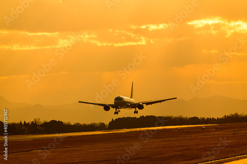 最高に美しい地平線夕焼け風景 着陸する飛行機 シルエット クローズアップ撮影 日本 熊本県年12月 The Most Beautiful Horizon Sunset Landscape Airplane To Land Silhouette Close Up Shooting Japan Kumamoto Prefecture December Wall Mural Korokichi Kun 最高に美しい地平線夕焼け風景 着陸する飛行機 シルエット クローズアップ撮影 日本 熊本県年12月 The Most Beautiful Horizon Sunset Landscape Airplane To Land Silhouette Close Up Shooting Japan Kumamoto Prefecture December Wall Mural Korokichi Kun