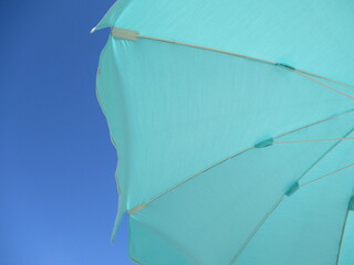 Sonnenschirm türkis