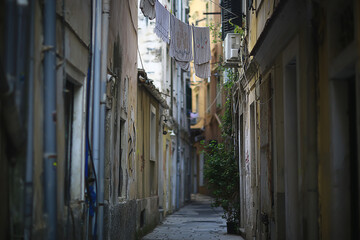 Fototapeta premium linen is dried in a narrow street of Italy, Italian lifestyle