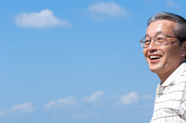 笑顔のシニア男性