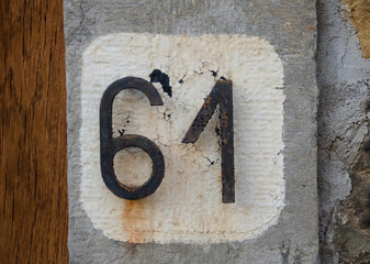 Schild mit einer Hausnummer -einundsechzig - 61 