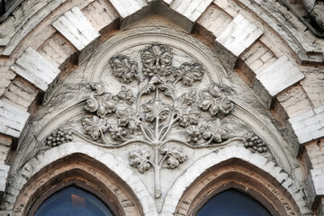 Elements of artistic decoration of the facade of the building
