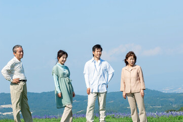 笑顔の二世代家族