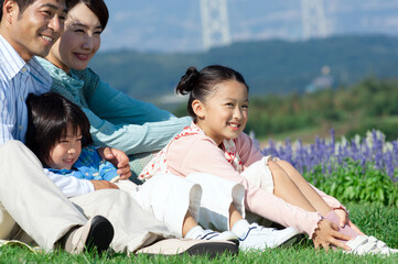 芝生に座る家族