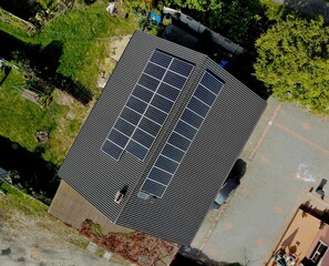 Panele słoneczne zainstalowane na dachu spadzistym