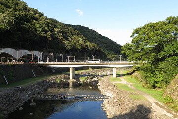橋で走ってたバス