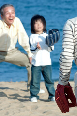 Fototapeta premium 野球をする三世代家族