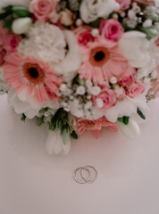 Alliances mariage bouquet de fleurs