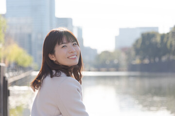 Fototapeta premium オフィス街で振り向く女性