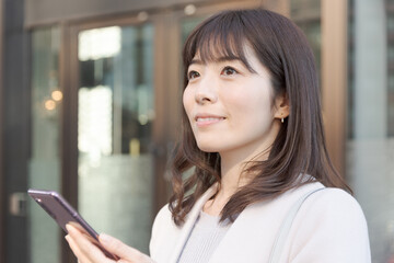 スマートフォンを持った女性