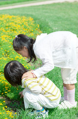 花畑で遊ぶ女の子と男の子