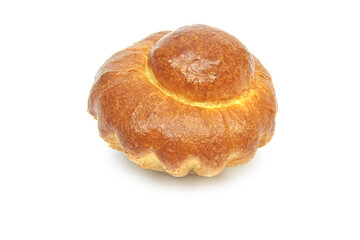 brioche individuelle isolée sur un fond blanc