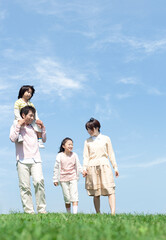 芝生を歩く家族