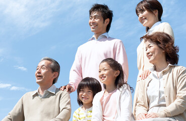 笑顔の三世代家族