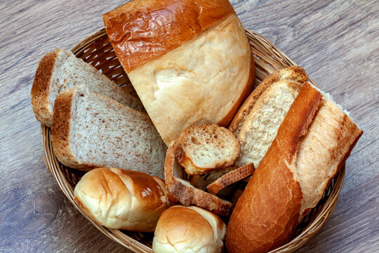 Assortiment de différents pains dans une corbeille