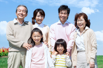 笑顔の三世代家族
