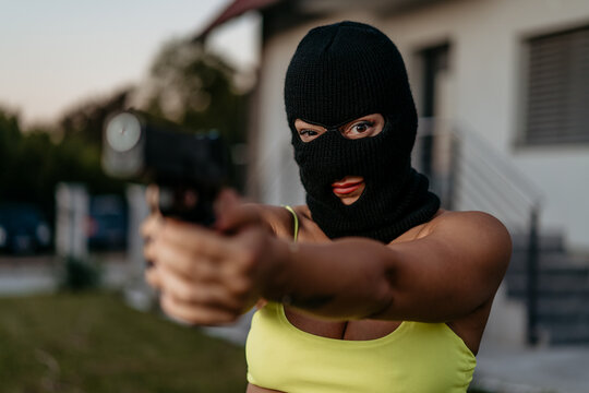Female thief whit mask and gun