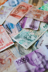 Verschiedene Geldscheine aus aller Welt. Gelt aus vielen Bereichen der Erde. Schwierige Zeiten für alle durch die Coronakrise.