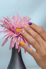Sesión de manicura y pintura de uñas con guante negro