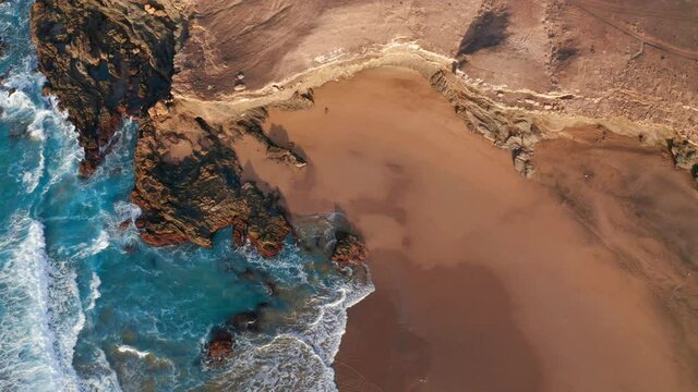 Wilder Sandstrand an der Felsküste, Fuerteventura