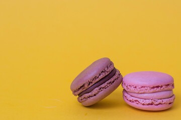 Macaroons sobre fondo amarillo