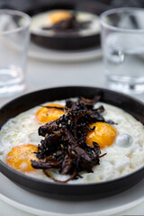 Oeufs au plat aux girolles