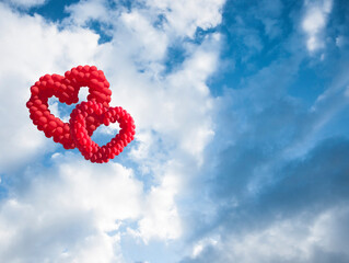 Naklejka premium heart-shaped baloon in the sky, the symbols of love