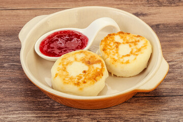 Cottage cheese pancakes with strawberry jam