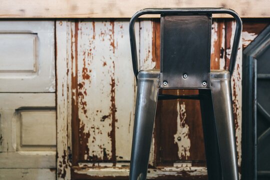 Taburete industrial en la barra de una cafeter&iacute;a. Silla alta de metal.