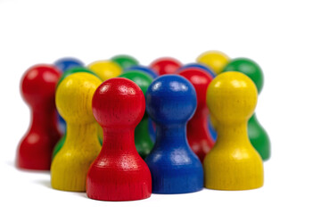Bunte Spielfiguren vor wei&szlig;em Hintergrund