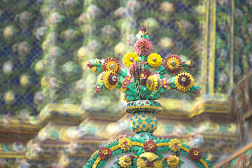 Obraz premium Beautiful stupas decorated with colorful mosaic at pagoda is Thai art architecture of Wat Pho temple is famous place and travel attraction in Bangkok, Thailand.