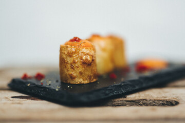 Plato de patatas bravas gourmet de restaurante. Cocina de autor. Patatas rellenas de salsa. 