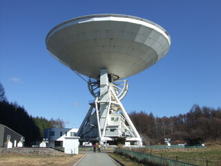 巨大アンテナを見上げる人