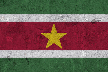 Fahne von Suriname auf verwittertem Beton
