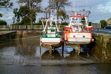 Boote mit Wattst&uuml;tzen bei Ebbe trocken gefallen