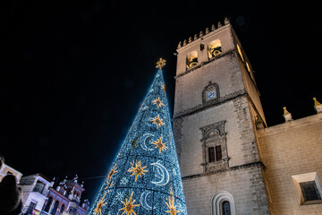 Ciudad en navidad alumbrada con decoración navideña en Badajoz