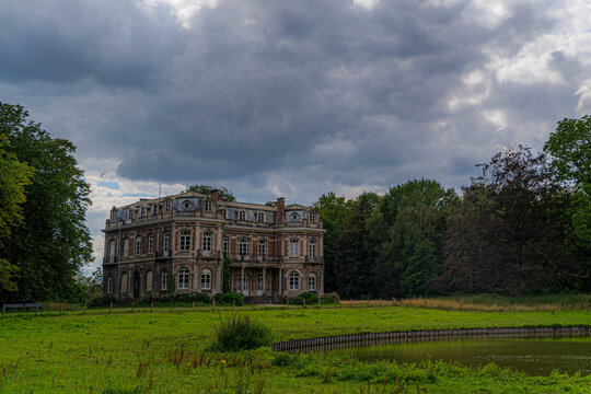 Wallemotepark, Wallemoteparc in city Izegem with clouds and the landscape in view