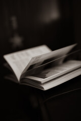 Libro aislado en movimiento blanco y negro libro en movimiento