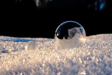 Seifenblase mit Eisstruktur gefroren