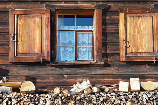 Fenster mit Fensterl&auml;den an einem alten Holzhaus