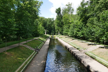 Fototapeta na wymiar Ludwigsluster Kanal im Schlosspark Schloss Ludwigslust