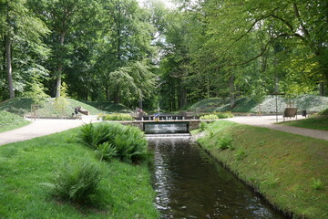 Fototapeta na wymiar Ludwigsluster Kanal im Schlosspark Schloss in Ludwigslust