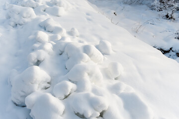 Fototapeta na wymiar Snow drifts on the river bank-winter view