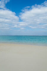 Fototapeta na wymiar エメラルドグリーンの海と白い砂浜