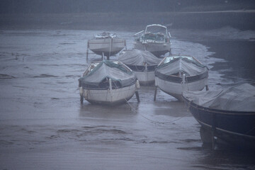 Fischerboote bei Ebbe am Strand in der Bretagne
