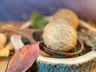  orzechy kokosowe na drewnianych tacach i na stole drewnianym dębowym