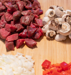 Rindfleisch Gulasch mit Zwiebeln, Paprika und Champignons frisch zubereitet 