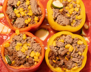 Gefüllte Paprikaschote mit Hackfleisch und Tomatensoße 