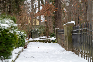 Schneebedeckter historischer Friedhof Weimar mit F&uuml;rstengruft und russisch-orthodoxer Kapelle
